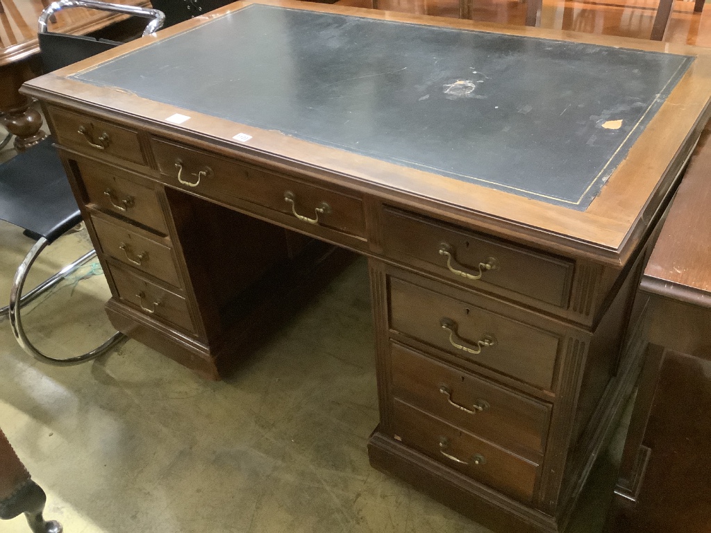 An Edwardian mahogany pedestal desk, length138cm, depth 80cm, height 81cm